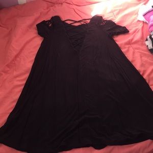 Low-V crossed design black forever 21 dress